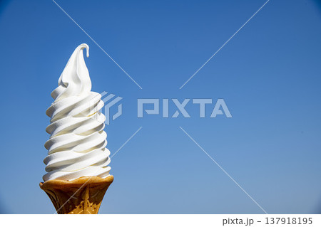 青空を背景にしたソフトクリーム 北海道ミルクソフト 夏の青空とアイスクリーム 観光スイーツ 青空を背景にしたソフトクリーム 北海道ミルクソフト 夏の青空とアイスクリーム 観光スイーツ 137918195
