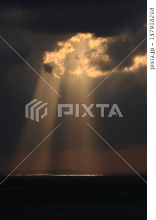 気象 風景 光芒、雲間から真っすぐに海に降り注ぐ太陽光。きれいな『天使の梯子』、三月の石垣島で 気象 風景 光芒、雲間から真っすぐに海に降り注ぐ太陽光。きれいな『天使の梯子』、三月の石垣島で 137918298