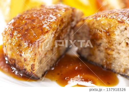 カットしたハンバーグの断面 デミグラスソースがけ 肉汁たっぷりジューシー 洋食の定番クローズアップ カットしたハンバーグの断面 デミグラスソースがけ 肉汁たっぷりジューシー 洋食の定番クローズアップ 137918326
