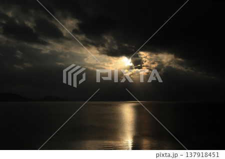気象 風景 光芒、海面に反射する太陽光に負けて見えにくいですが・・・ 気象 風景 光芒、海面に反射する太陽光に負けて見えにくいですが・・・ 137918451