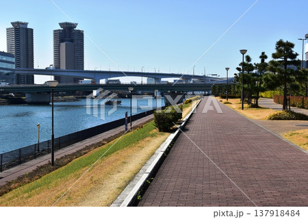 東京都江東区　豊洲ぐるり公園散策路と東雲運河 137918484