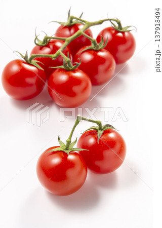 カラフルなミニトマトと大玉トマトの盛り合わせ 水滴つき 新鮮な赤・黄・オレンジの完熟トマト素材 137918494