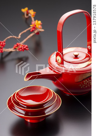 朱塗りの屠蘇器セット 漆器の盃と器 お正月・新年の祝い膳 伝統的な日本の漆工芸 137918578