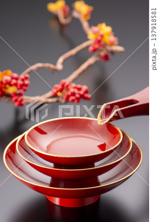 朱塗りの屠蘇器セット 漆器の盃と器 お正月・新年の祝い膳 伝統的な日本の漆工芸 朱塗りの屠蘇器セット 漆器の盃と器 お正月・新年の祝い膳 伝統的な日本の漆工芸 137918581