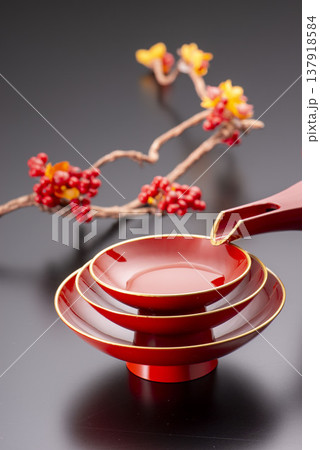 朱塗りの屠蘇器セット 漆器の盃と器 お正月・新年の祝い膳 伝統的な日本の漆工芸 朱塗りの屠蘇器セット 漆器の盃と器 お正月・新年の祝い膳 伝統的な日本の漆工芸 137918584