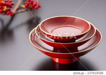 朱塗りの屠蘇器セット 漆器の盃と器 お正月・新年の祝い膳 伝統的な日本の漆工芸 137918586