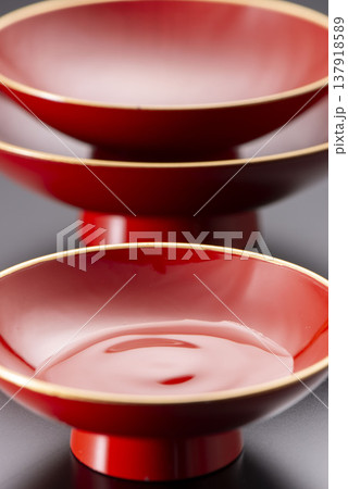 朱塗りの屠蘇器セット 漆器の盃と器 お正月・新年の祝い膳 伝統的な日本の漆工芸 朱塗りの屠蘇器セット 漆器の盃と器 お正月・新年の祝い膳 伝統的な日本の漆工芸 137918589