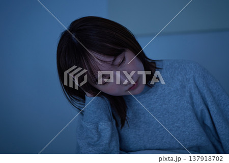 夜眠れない女性 137918702