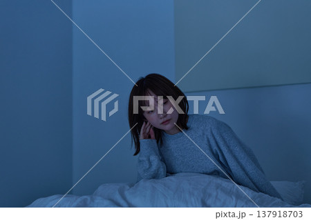 夜眠れない女性 夜眠れない女性 137918703