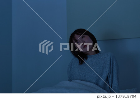 夜眠れない女性 137918704