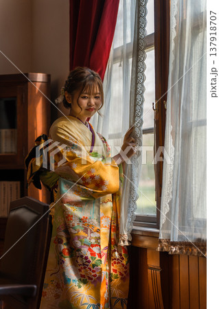 レトロ,アンティークな洋館,スタジオで窓の外を眺める振袖姿の二十歳の女性 レトロ,アンティークな洋館,スタジオで窓の外を眺める振袖姿の二十歳の女性 137918707
