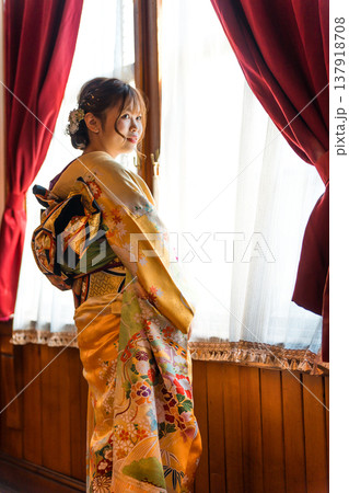 レトロ,アンティークな洋館,スタジオで窓の外を眺める振袖姿の二十歳の女性 レトロ,アンティークな洋館,スタジオで窓の外を眺める振袖姿の二十歳の女性 137918708