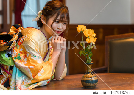 レトロなスタジオで成人式の前撮りをする二十歳の女性 レトロなスタジオで成人式の前撮りをする二十歳の女性 137918763