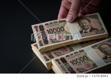 札束。暗いイメージ 137918941