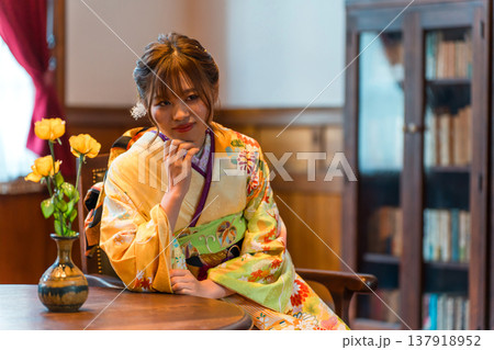 レトロなスタジオで成人式の前撮りをする二十歳の女性 137918952