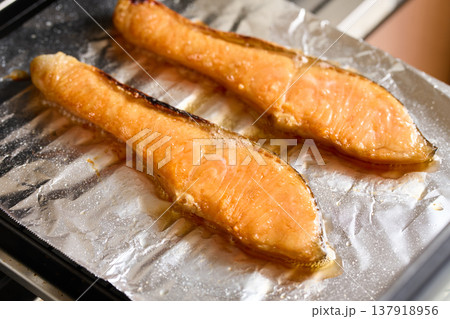 グリルで鮭を焼く 137918956