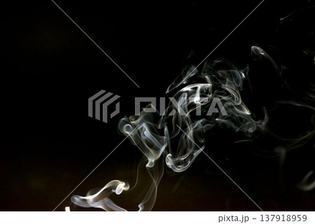黒背景に白い煙のアート 渦巻く煙のテクスチャー 合成・オーバーレイ素材 線香・キャンドルの煙 137918959