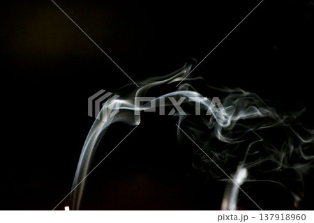 黒背景に白い煙のアート 渦巻く煙のテクスチャー 合成・オーバーレイ素材 線香・キャンドルの煙 137918960