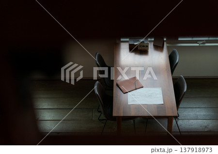 暗い部屋にあるダイニングテーブルセット 暗い部屋にあるダイニングテーブルセット 137918973