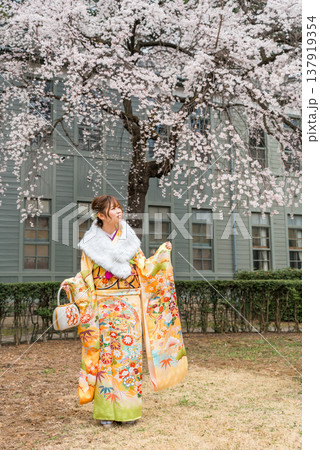桜の木下で振袖の着物を着る成人式,二十歳の集いを迎える日本人女性 桜の木下で振袖の着物を着る成人式,二十歳の集いを迎える日本人女性 137919354