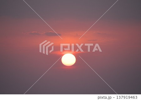 朝の空に昇る真っ赤な太陽 137919463