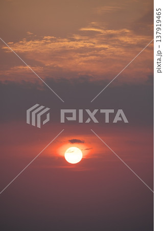 朝の空に昇る真っ赤な太陽 137919465