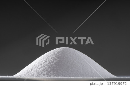 黒背景に白い塩の山 ドラマチックな照明のミニマルフード写真 調味料・コンセプト素材 黒背景に白い塩の山 ドラマチックな照明のミニマルフード写真 調味料・コンセプト素材 137919972