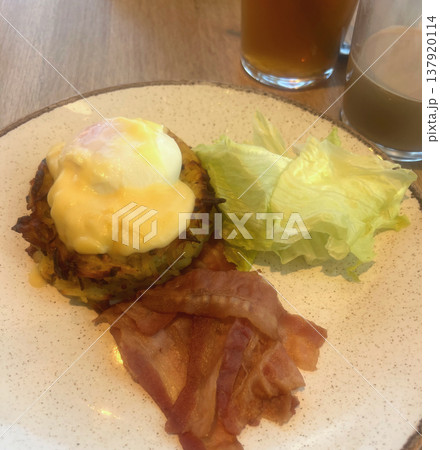 Poached egg with bacon and potato pancakes Poached egg with bacon and potato pancakes 137920114