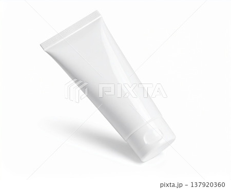 チューブ容器のモックアップサンプル　歯磨き粉　化粧品　洗顔料　白背景 137920360