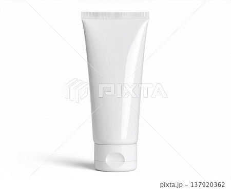チューブ容器のモックアップサンプル　歯磨き粉　化粧品　洗顔料　白背景 137920362