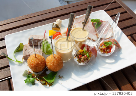 前菜の盛り合わせ コース料理の一皿 前菜の盛り合わせ コース料理の一皿 137920403