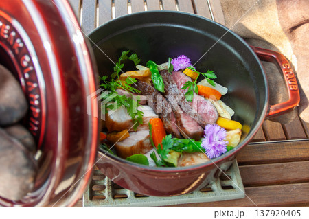 ダッチオーブンで作る肉と野菜の料理 137920405