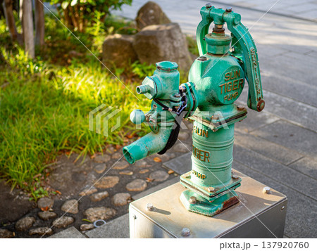 レトロな水汲みポンプ レトロな水汲みポンプ 137920760