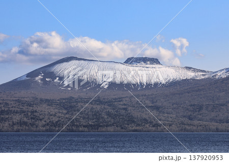北海道千歳市、支笏湖畔から眺めた初春の樽前山【4月】 北海道千歳市、支笏湖畔から眺めた初春の樽前山【4月】 137920953