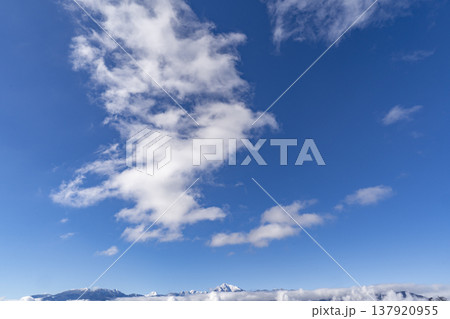青空と白い雲 137920955