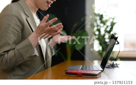 オフィスでPC会議をする女性 オフィスでPC会議をする女性 137921153