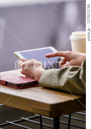 カフェでタブレットを操作する女性 137921156