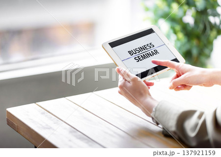 タブレットでビジネスセミナーを確認する手元 タブレットでビジネスセミナーを確認する手元 137921159
