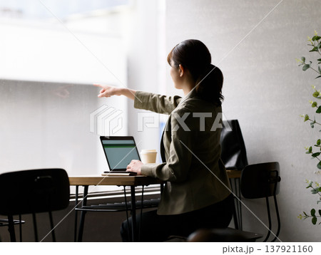 カフェでノートPCを使うビジネスウーマン カフェでノートPCを使うビジネスウーマン 137921160