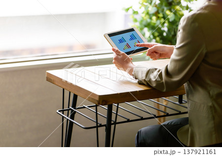 タブレットでグラフを確認するビジネスパーソン 137921161