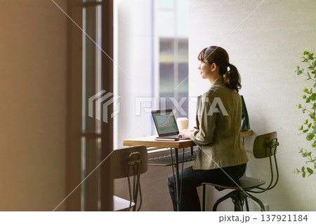 窓際でPC作業する女性 窓際でPC作業する女性 137921184