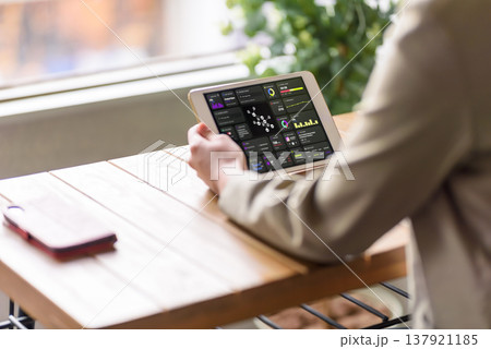 タブレットを手に持つ女性の横顔 137921185