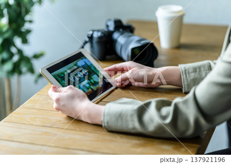 タブレットでVLOGを確認する女性 タブレットでVLOGを確認する女性 137921196