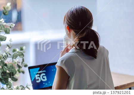 女性が5GノートPCを見つめる 女性が5GノートPCを見つめる 137921201