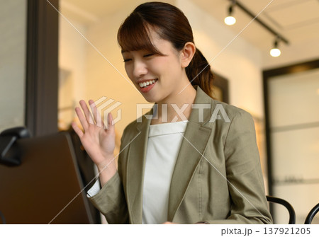 オンライン会議で挨拶をする女性 137921205