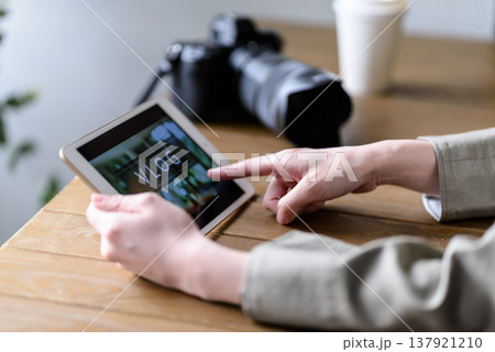 タブレットで動画編集を確認する女性 タブレットで動画編集を確認する女性 137921210