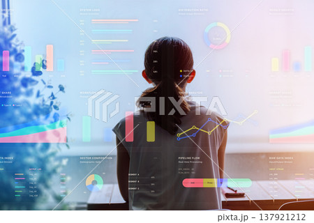 窓の外を見つめる女性の後ろ姿 137921212