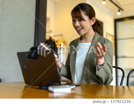 オンライン会議で話すビジネスウーマン 137921230