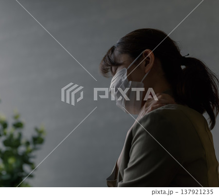 デスクで肩の痛みに耐える女性 デスクで肩の痛みに耐える女性 137921235