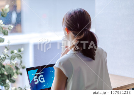 女性が窓際で5Gを眺めながら休憩 137921238
